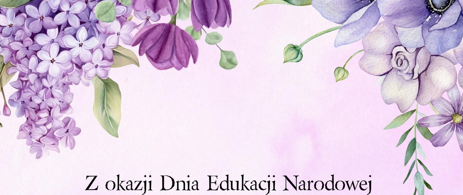 plakat z życzeniami od dyrektora szkoły zawiera w części środkowej tekst z czarnymi literami oraz kolorowe kwiaty z dominującą barwą fioletów od góry i od dołu