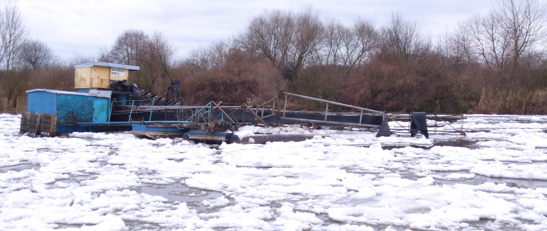 Dryfująca barka na rzece Warta