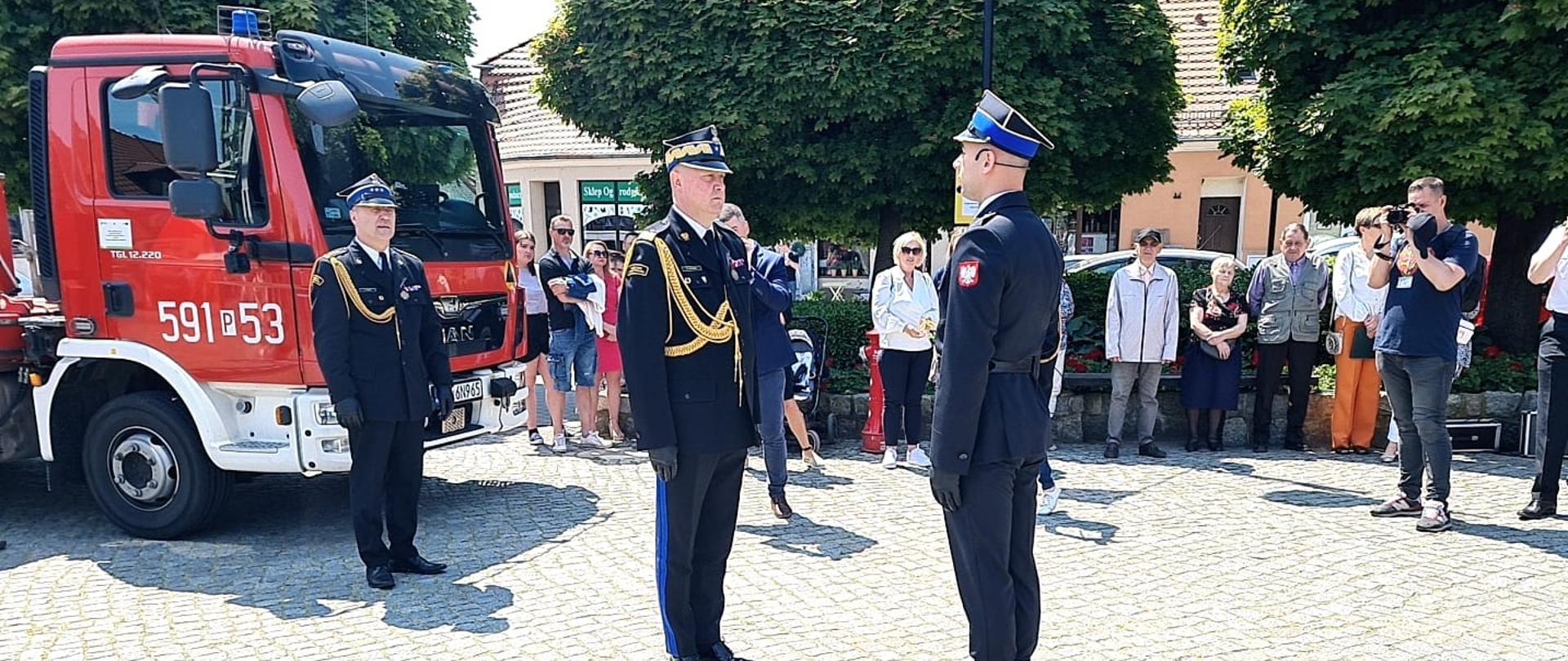 Widać dowódcę uroczystości podczas składania meldunku Komendantowi Wojewódzkiemu