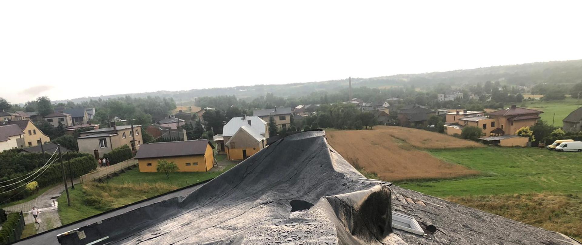 Zdjęcie uszkodzonego dachu w miejscowości Gaszowice 