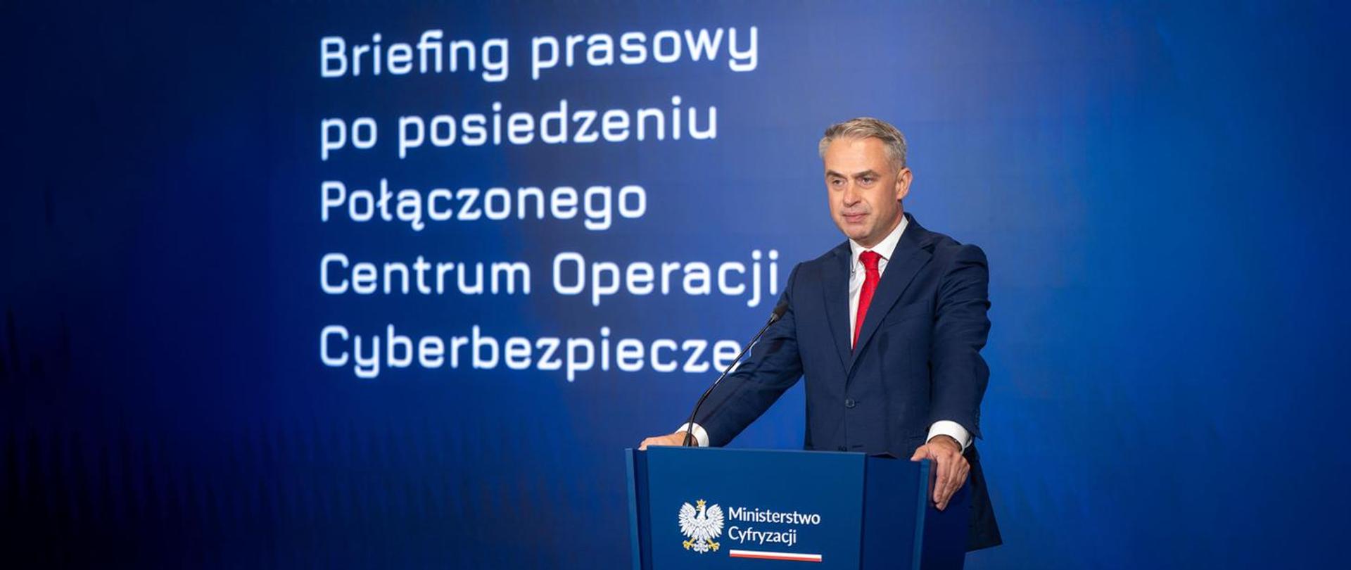 Minister Cyfryzacji Krzysztof Gawkowski podczas briefingu prasowego.