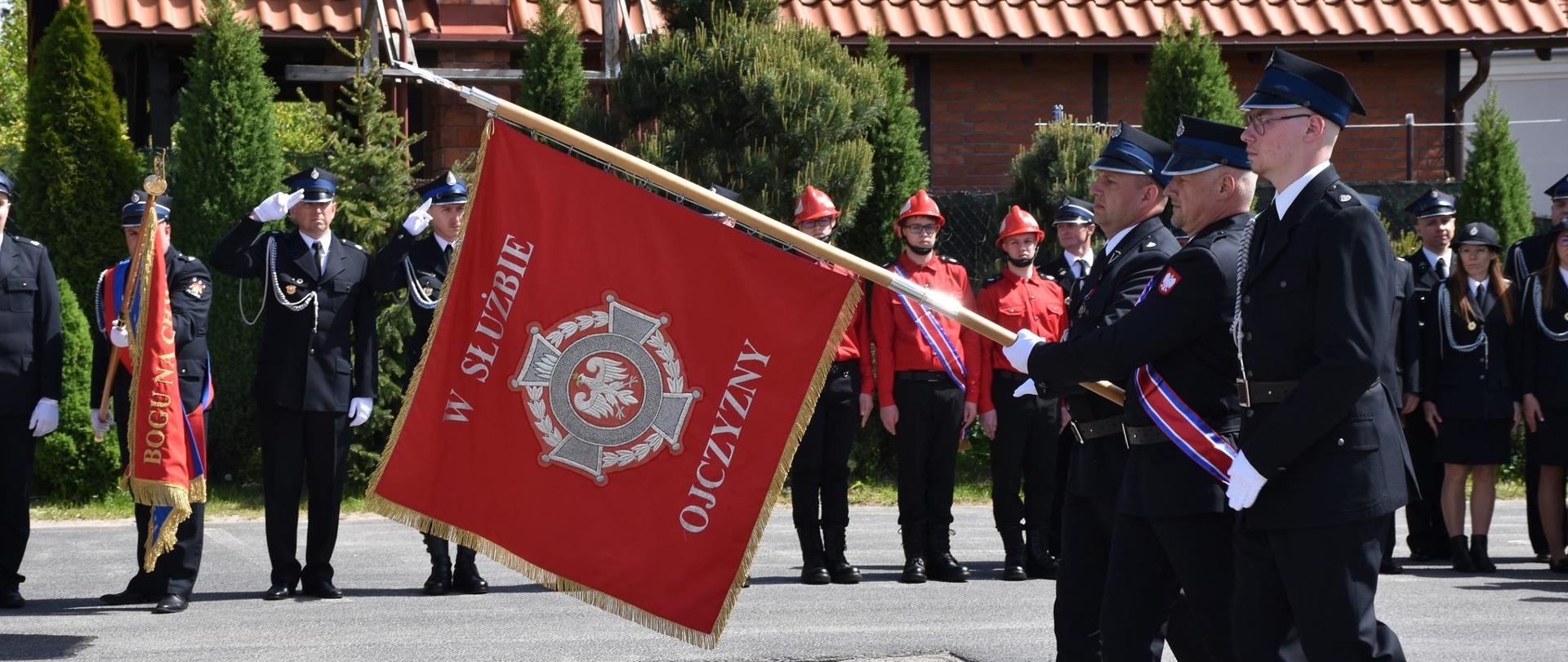 Przekazanie nowego sztandaru jednostce OSP Bartąg oraz nowego pojazdu jednostce OSP Pluski
