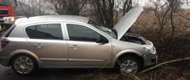 Samochód osobowy marki Opel zjechał z drogi i uderzył w przydrożne drzewa