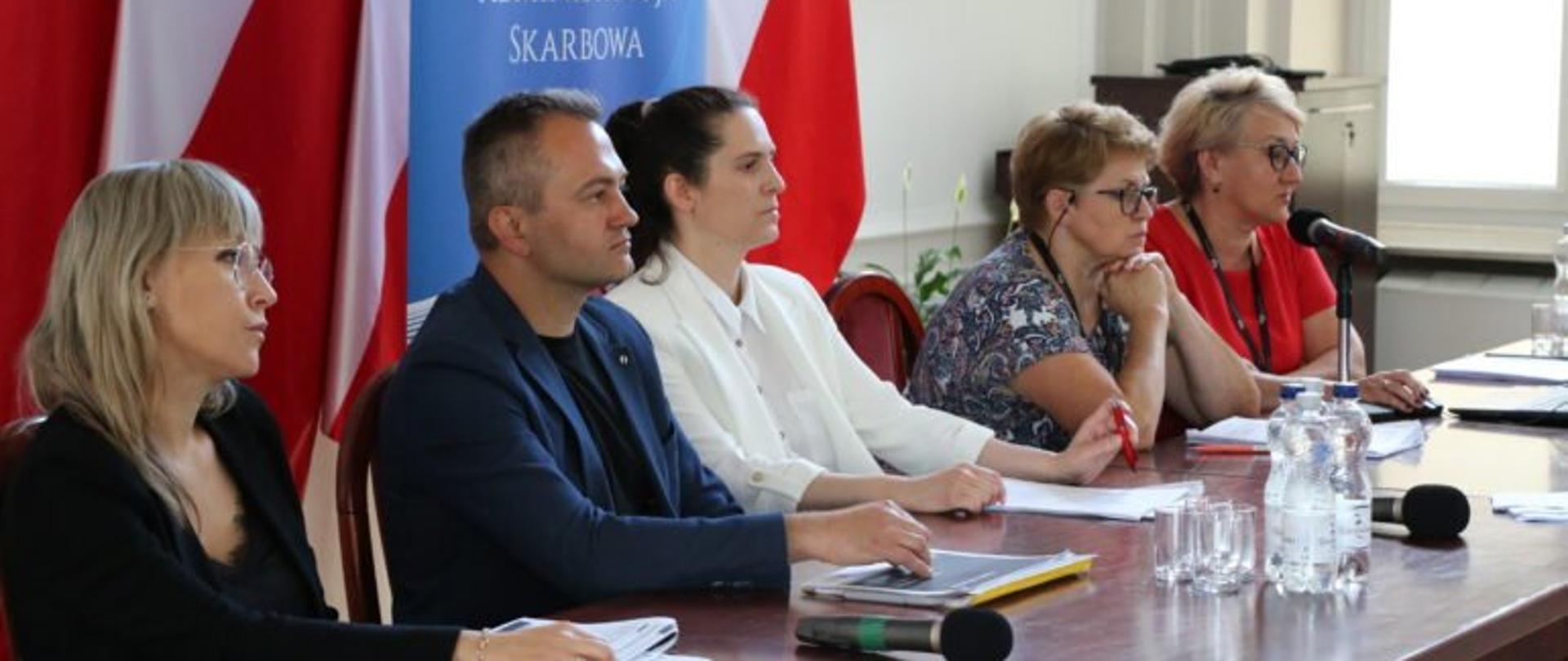 Eksperci Zakładu Ubezpieczeń Społecznych oraz Krajowej Administracji Skarbowej podczas spotkania informacyjnego w sali kolumnowej Podkarpackiego Urzędu Wojewódzkiego w Rzeszowie