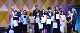 Grupa uczniów nagrodzonych w konkursie