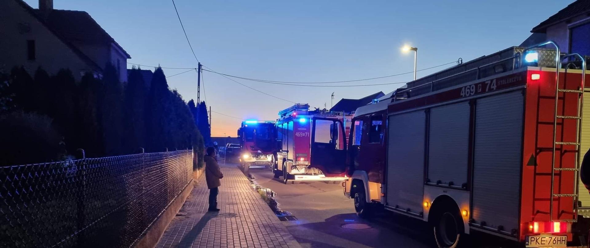 widoczne miejsce zdarzenia oraz pojazdu pożarnicze.