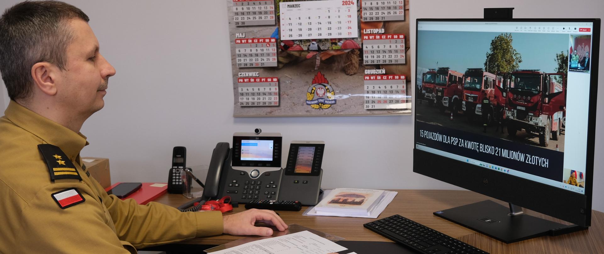 Zastępca komendanta głównego PSP podczas łączenia wideo