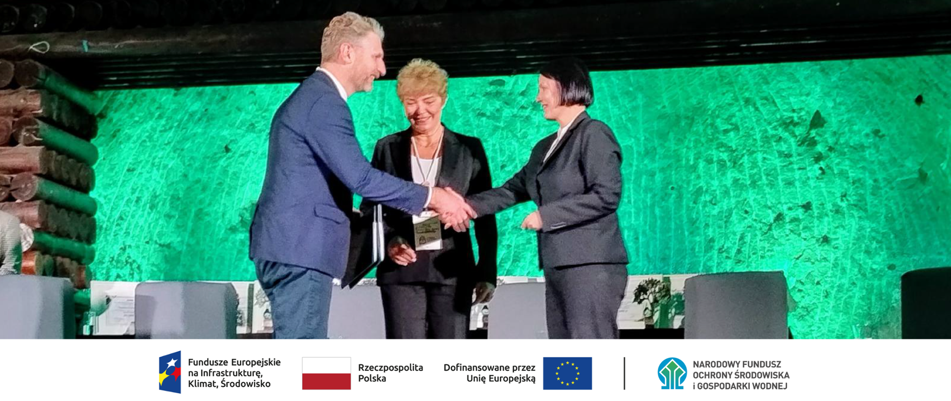 Podpisanie dwóch umów w Wieliczce. W imieniu NFOŚiGW umowy podpisała prezes zarządu Dorota Zawadzka-Stępniak (na zdjęciu z prawej strony). 