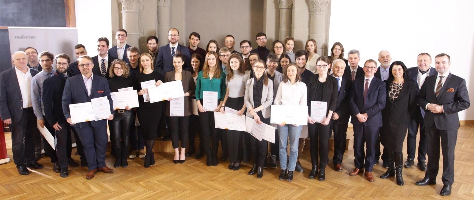 Zdjęcie grupowe autorów nagrodzonych projektów