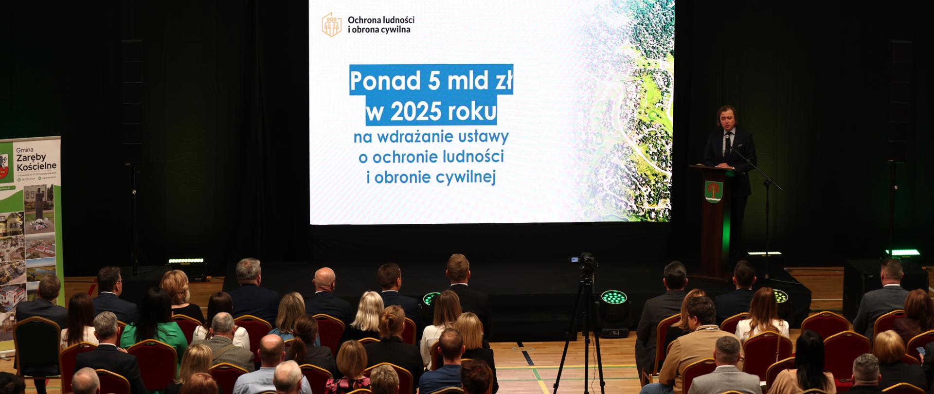 Na zdjęciu widać kobiety i mężczyzn