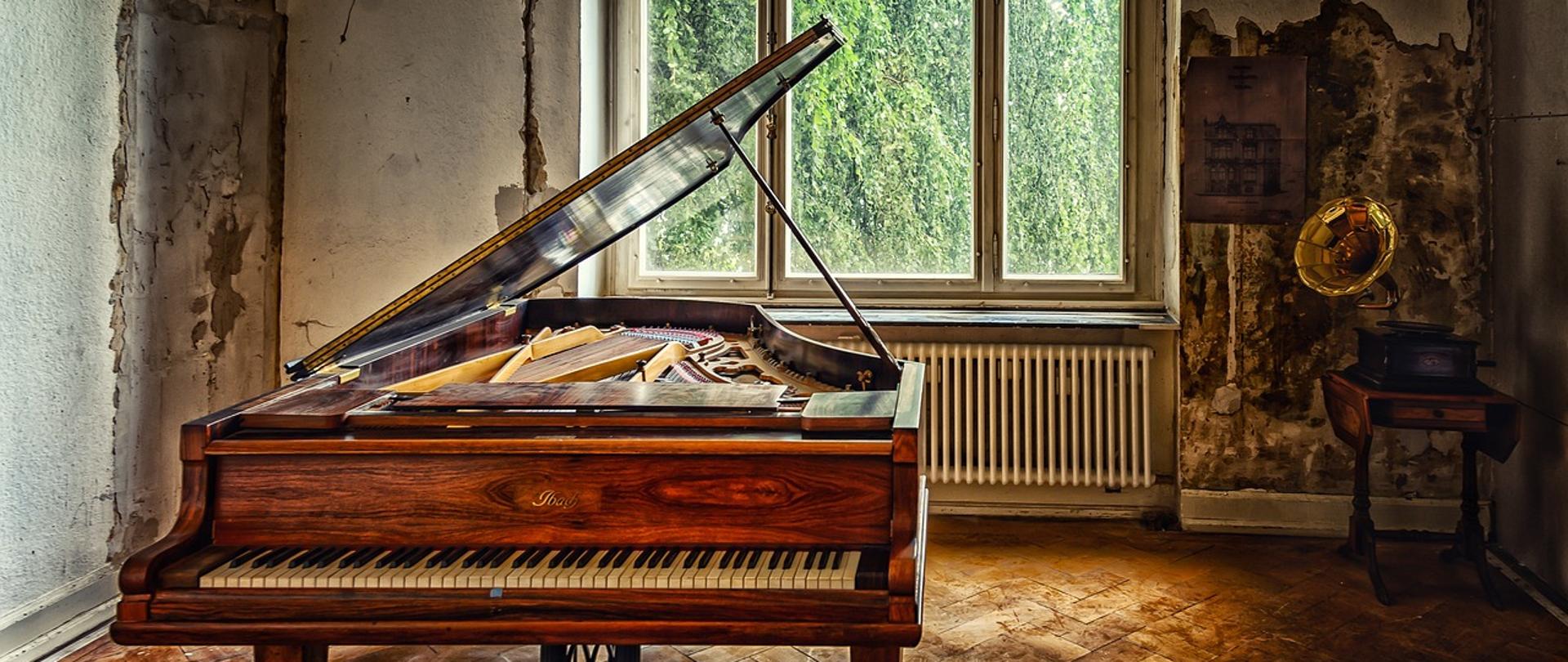 Zdjęcie : Obraz Peter H z Pixabay, retro obrazek przedstawiający otwarty fortepian w odrapanej z tynku sali , starej willi