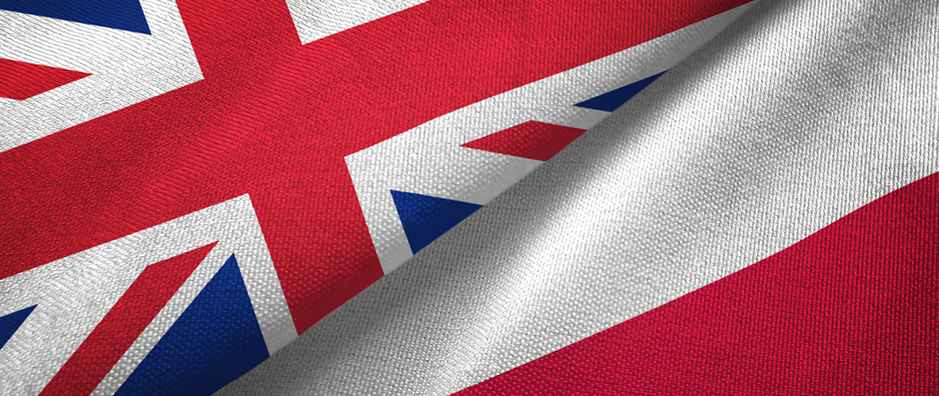 Flaga Polski i Wielkiej Brytanii wypełniają cały ekran dzieląc go na dwie połowy.