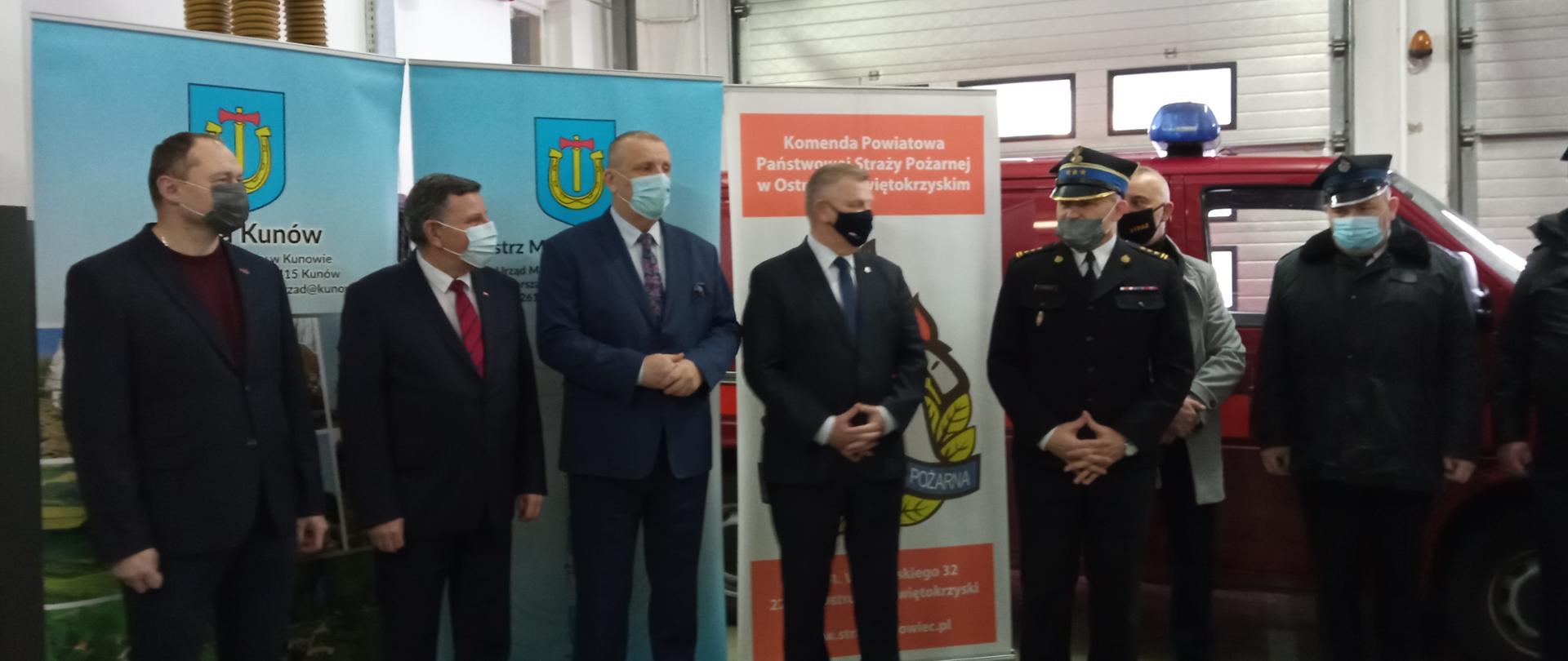 Na pierwszym planie zaproszeni goście oraz przekazywany samochód kwatermistrzowski. W tle garaż JRG Nr 1 w Ostrowcu Św.