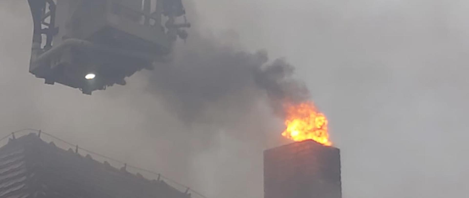 Na zdjęciu widzimy palące się sadze w kominie