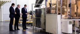 Premier Mateusz Morawiecki i zarząd firmy ogląda maszynę.