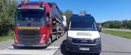 Od lewej: nienormatywny zestaw z przewożonymi dwoma samochodami ciężarowymi oczekuje na wjazd na inspekcyjne wagi. Obok niego i urządzeń pomiarowych stoi oznakowany furgon mazowieckiej Inspekcji Transportu Drogowego.