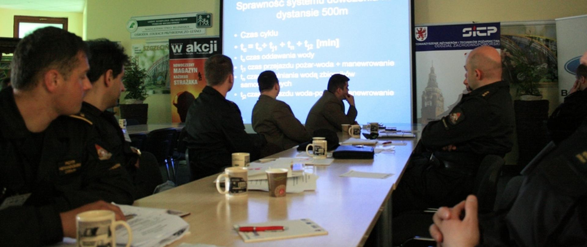 Zdjęcie przedstawia wykład podczas konferencji wraz ze słuchaczami