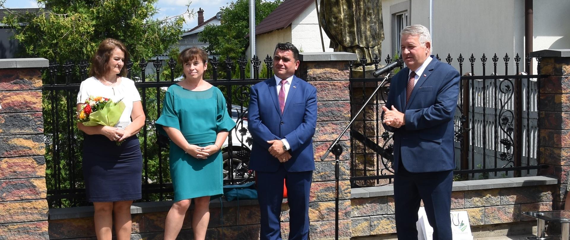 Wicewojewoda Mazowiecki Sylwester Dąbrowski przemawia podczas uroczystości otwarcia ul. Broniewskiego w Ostrówku.