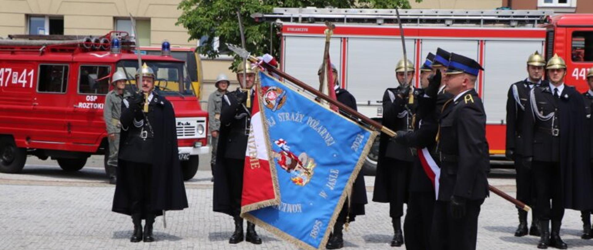 Przekazanie sztandaru komendzie PSP w Jaśle