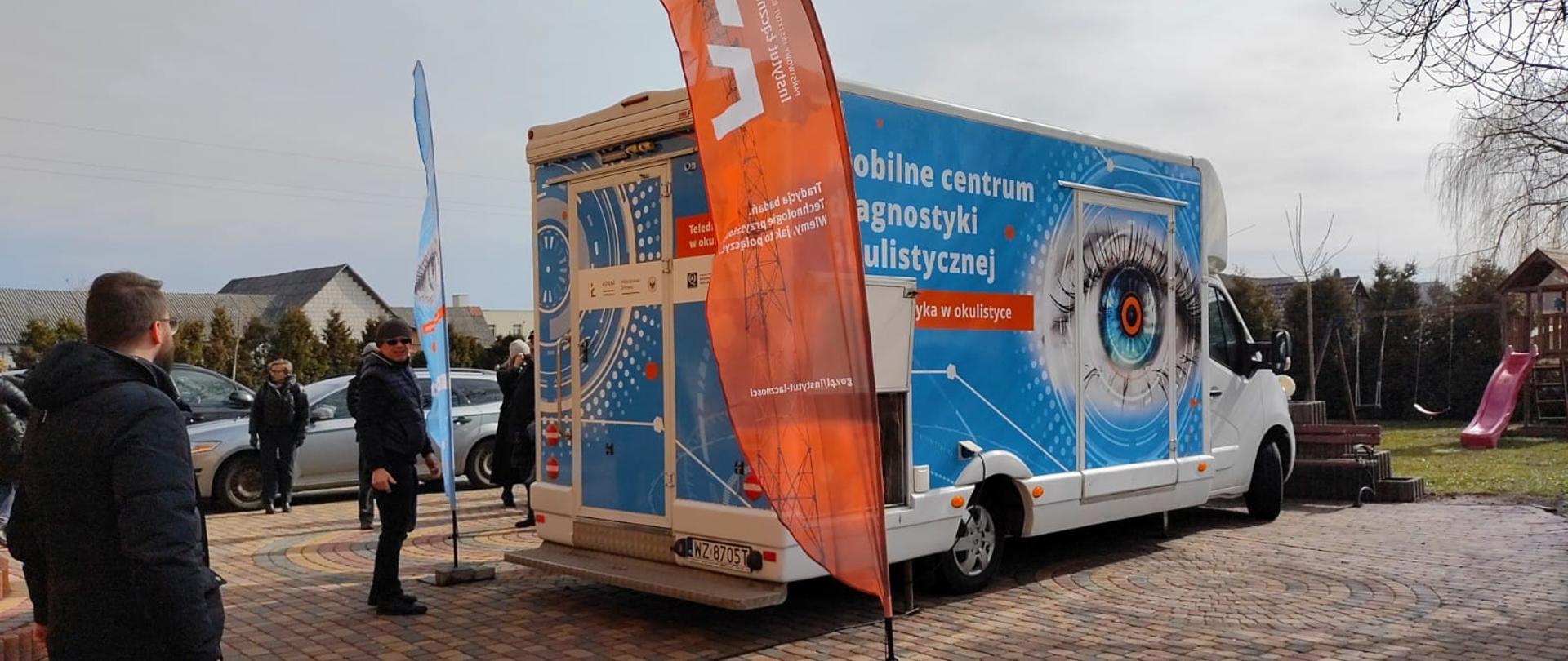 Samochód diagnostyczny Okobus na placu przed Urzędem Gminy w Wysokim, woj. lubelskie.