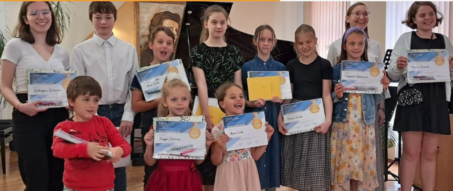 Plakat wraz ze zdjęciem uczestników konkursu fortepian na plus wraz z wynikami konkursu oraz informacją tekstową o konkursie