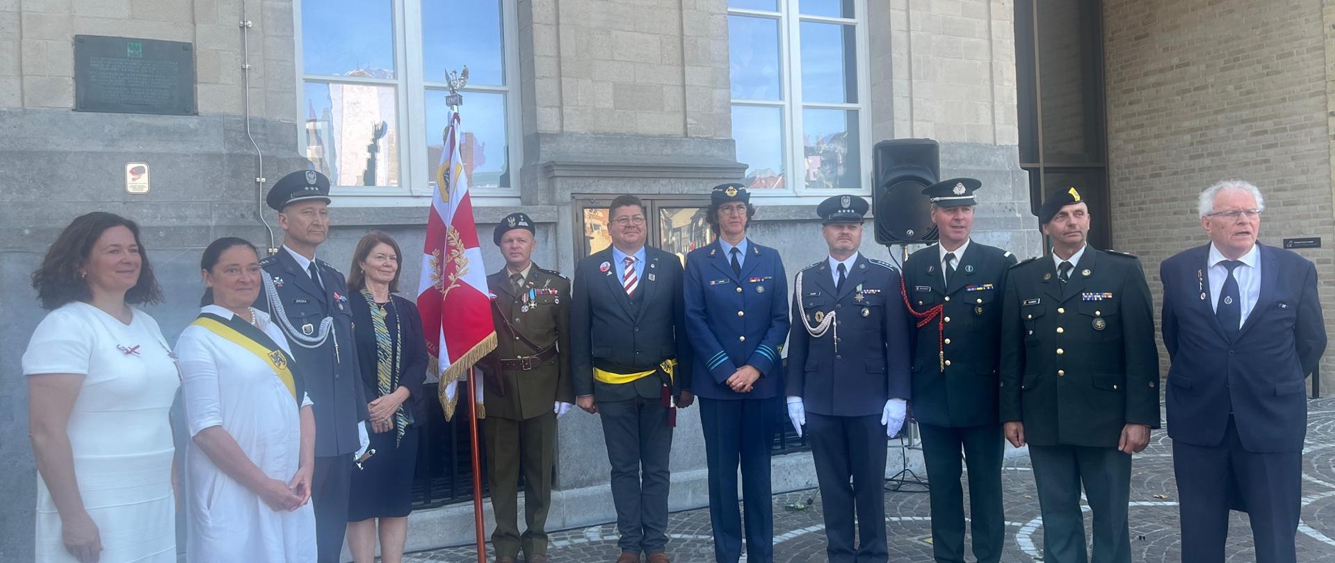 Na zdjęciu grupa 11 osób przed Ratuszem w Roeselare podczas obchodów wyzwolenia miasta. Na zdjęciu czwarta od lewej stoi Katarzyna Skórzyńska, chargé d'affaires a.i. RP w Belgii. 