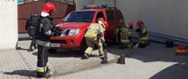 Zdjęcie przedstawia ćwiczących strażaków podczas inspekcji