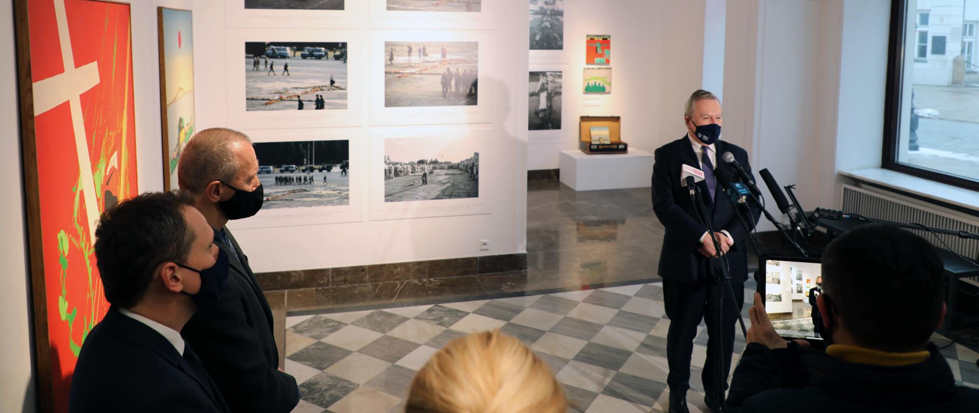 „Kwiatowy Krzyż” – symboliczna wystawa w 40. rocznicę ogłoszenia stanu wojennego, fot. Jan Jabłoński