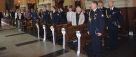 Zdjęcie przedstawia na pierwszym planie kierownictwo komendy miejskiej PSP w Przemyślu podczas Mszy Święte w Bazylice Archikatedralnej