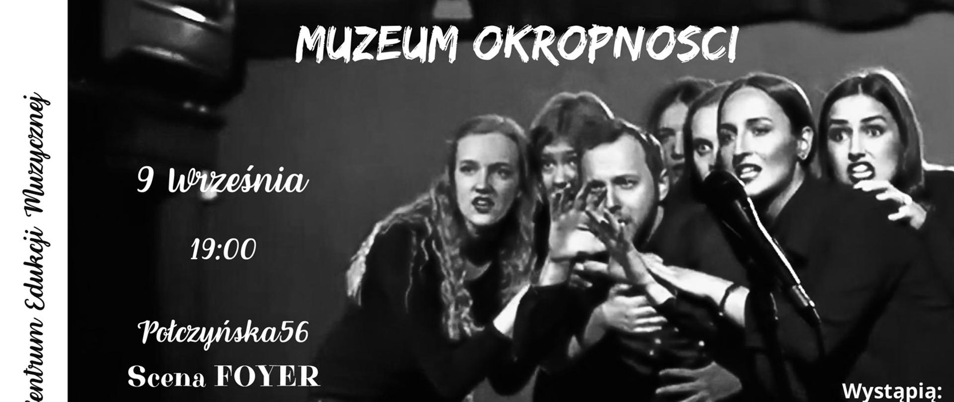 Afisz koncertu - czarno-biała fotografia zespołu wokalistów na scenie z napisem "Muzeum okropności, 9.09.2022r. godz. 19.00, Koncertowe Centrum Edukacji Artystycznej, Połczyńska 56, Scena Foyer"