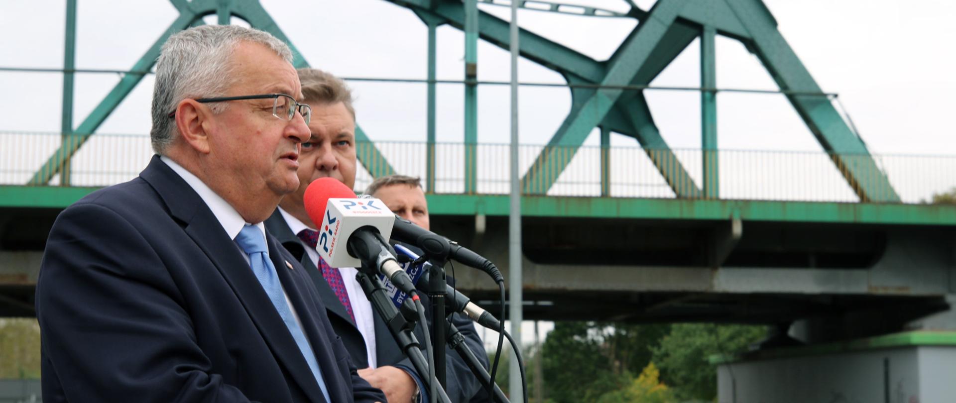 Konferencja prasowa dotycząca mostu kolejowo-drogowego na rzece Wiśle w Bydgoszczy z udziałem ministra infrastruktury Andrzeja Adamczyka