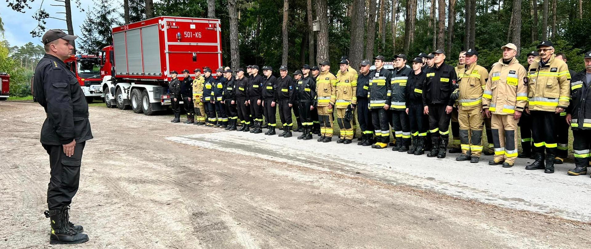 Zbiórka strażacka podczas ćwiczeń odwodu operacyjnego wojewódzkiego.