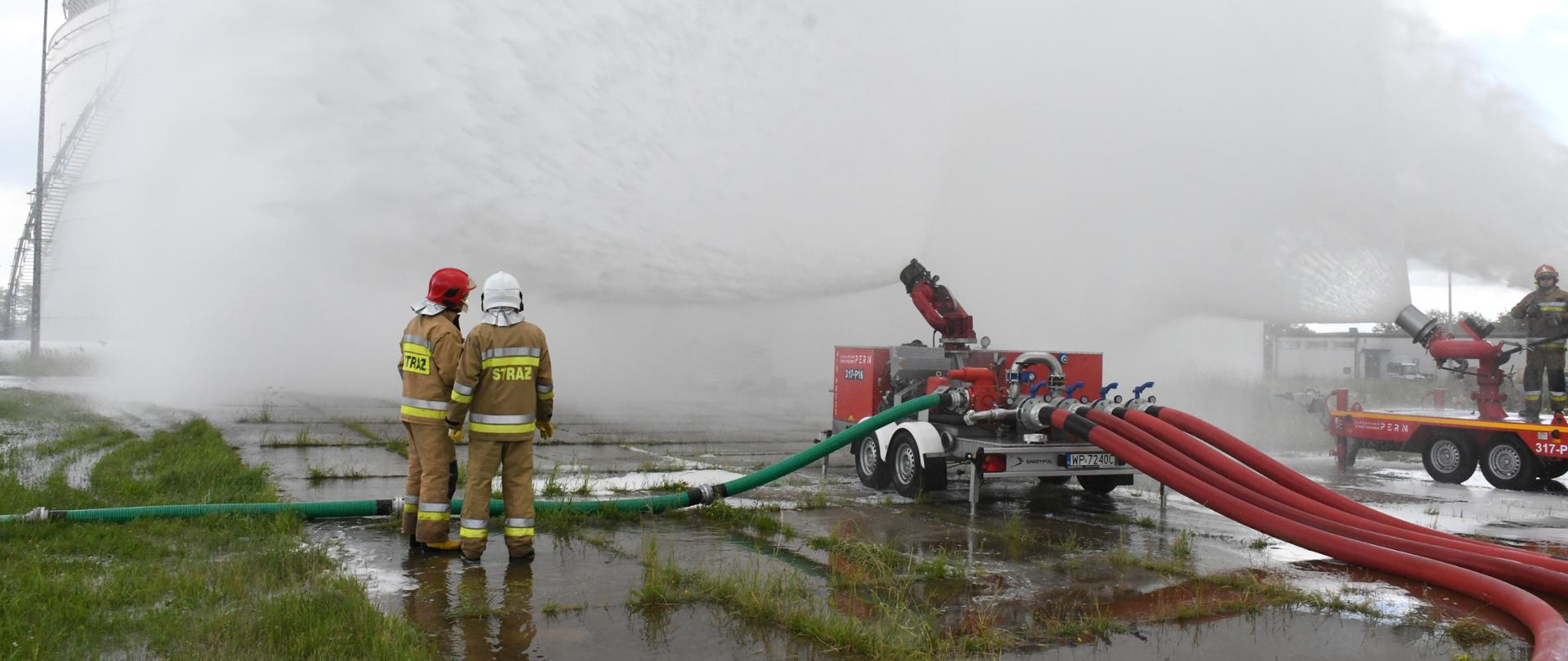 Na zdjęciu strażacy ćwiczący podawanie wody z działek o dużej wydajności.