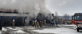 Zdjęcie przedstawia prowadzone działania gaśnicze przez strażaków na zajezdni MZK w Wejherowie