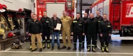 Pan Zbigniew Lipiejko ze strażakami w KP SPP w Bartoszycach