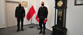 Zdjęcie przedstawia st. bryg. Piotra Sochę pomorskiego komendanta wojewódzkiego PSP oraz kpt. Bartosza Bielińskiego po otrzymaniu nagrody.