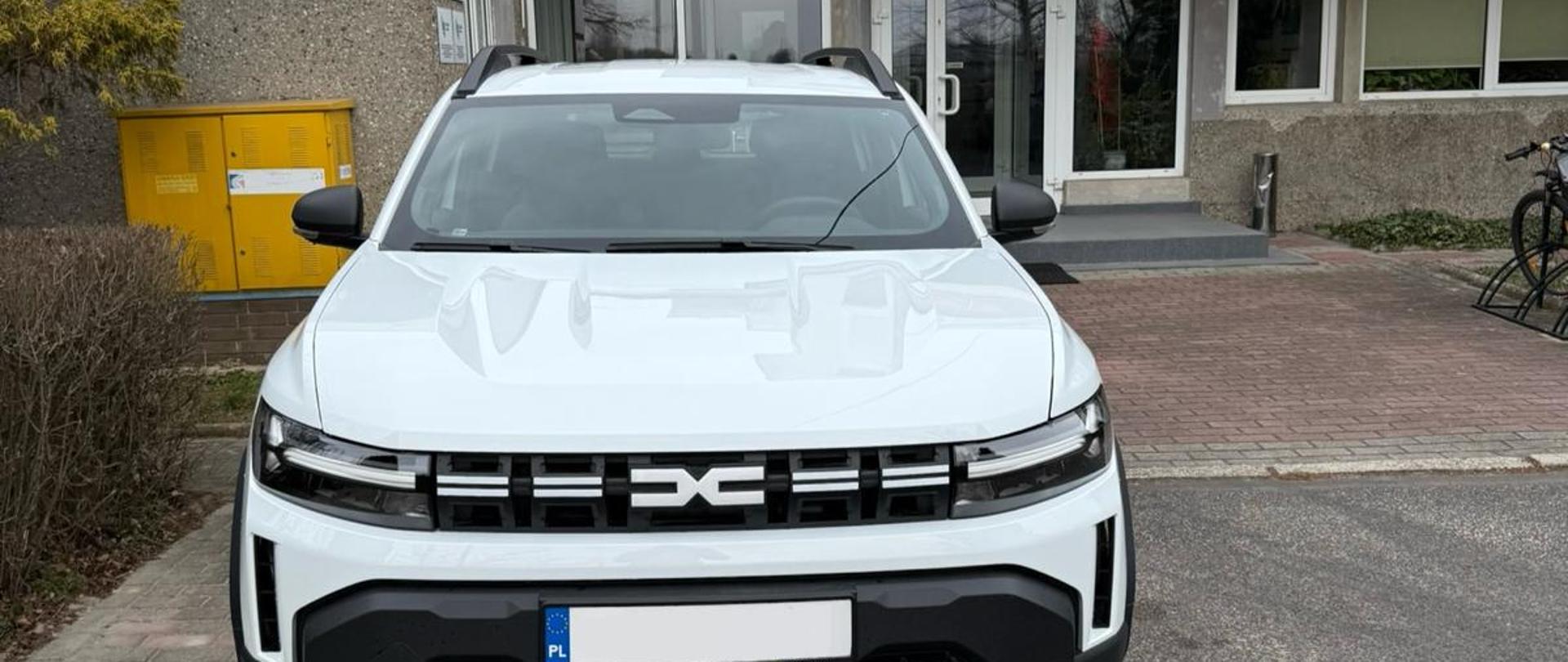 Zdjęcie przedstawia samochód służbowy marki Dacia