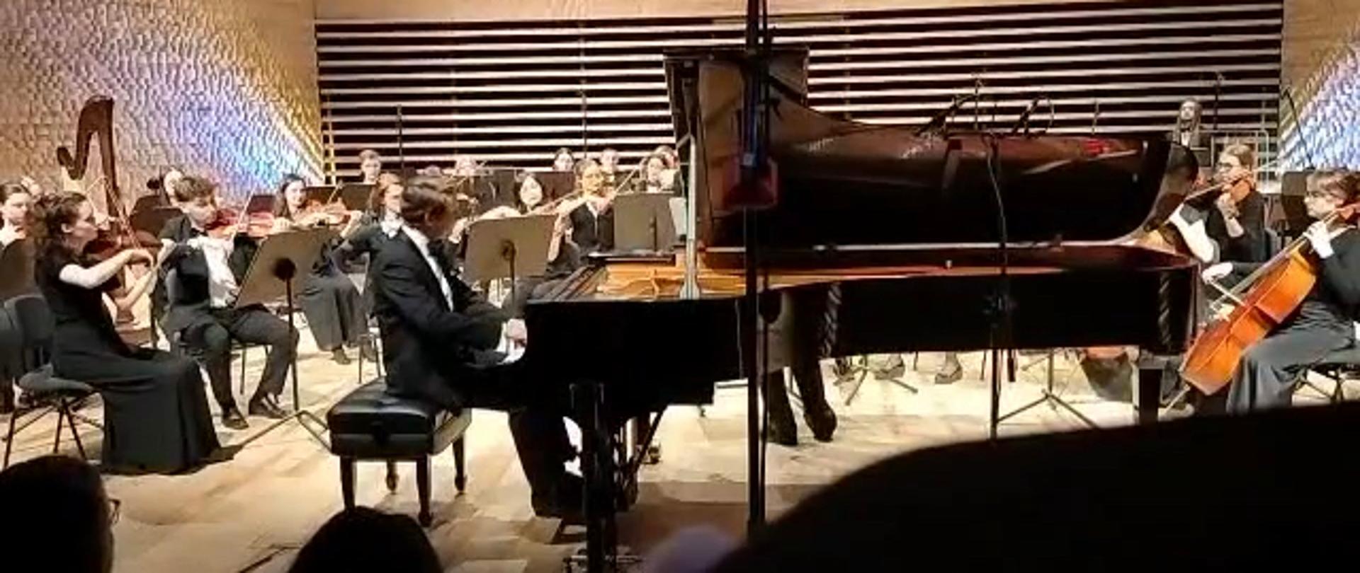 Filip Pacześny z orkiestrą symfoniczną Sinfonia Juventus