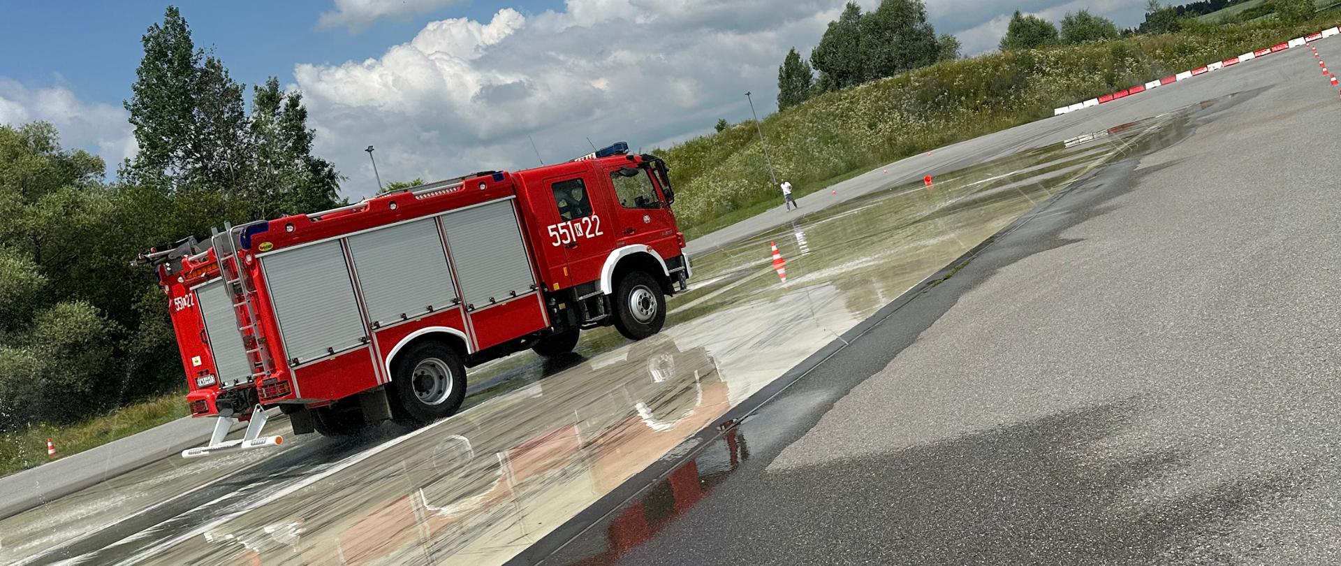 Szkolenie z zakresu doskonalenia technik prowadzenia pojazdów uprzywilejowanych dla strażaków JRG woj. małopolskiego