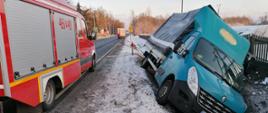 Samochód dostawczy wpadł do przydrożnego rowu.