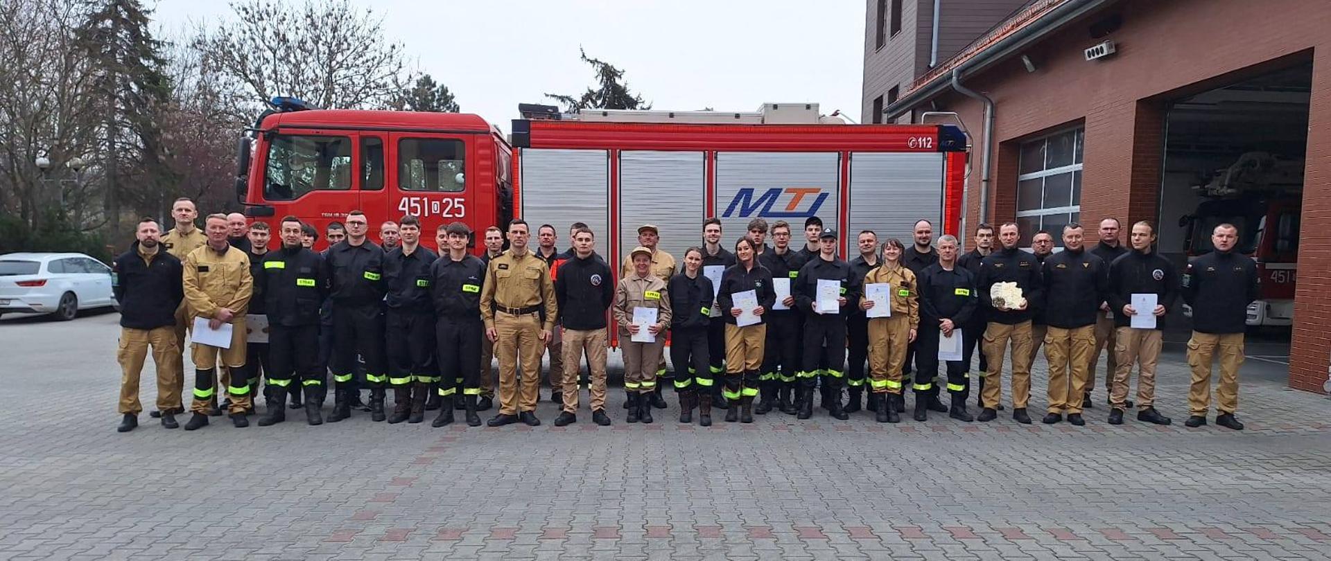 Szkolenie Podstawowe Strażaka Ratownika OSP - poddział strażaków OSP wraz z komisja egzaminacyjną.