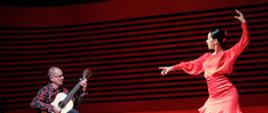 Muzyk grający na gitarze i tancerka tańcząca flamenco na scenie sali koncertowej PSM
