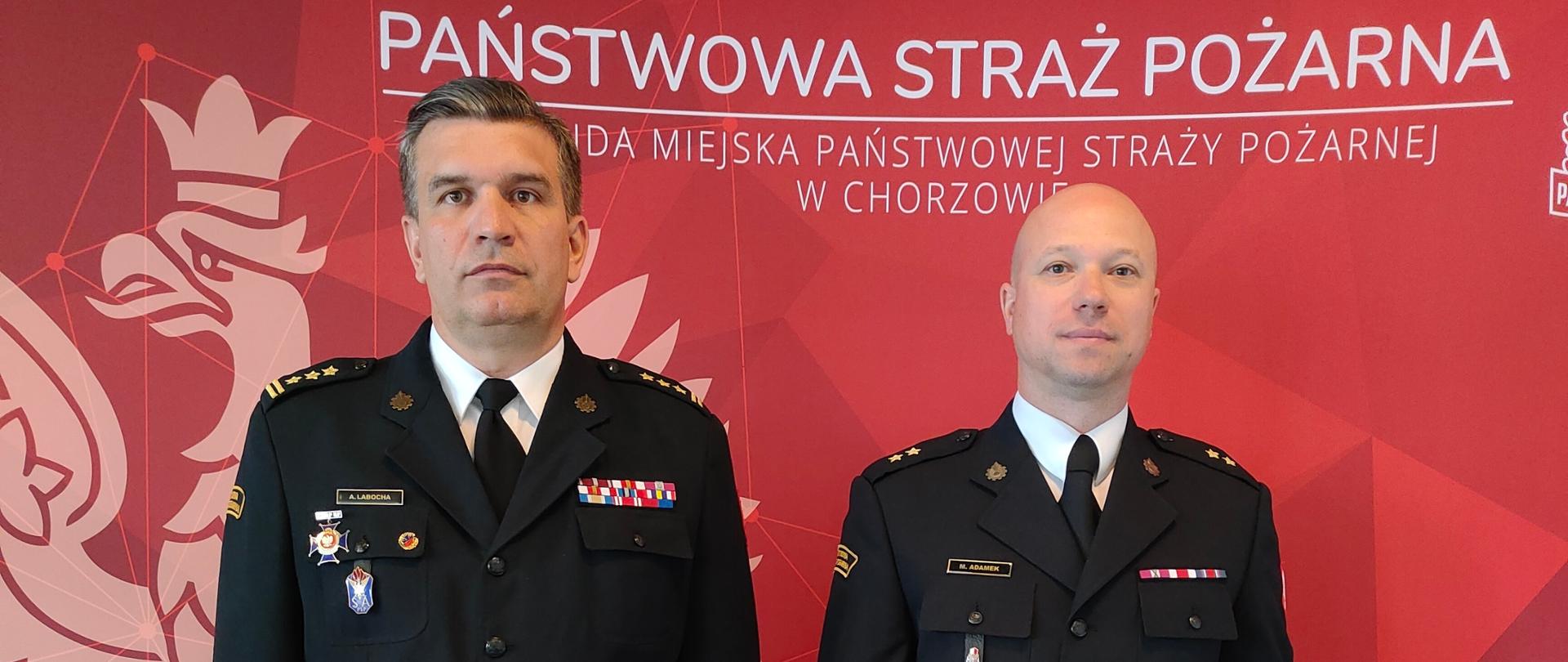 Zdjęcie przedstawia Komendanta Miejskiego PSP w Chorzowie wraz z młodszym kapitanem Michałem Adamkiem