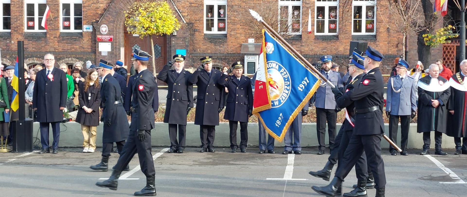 Przemarsz pododdziału Komendy Miejskiej Państwowej Straży Pożarnej w Zabrzu przed trybuną honorową.