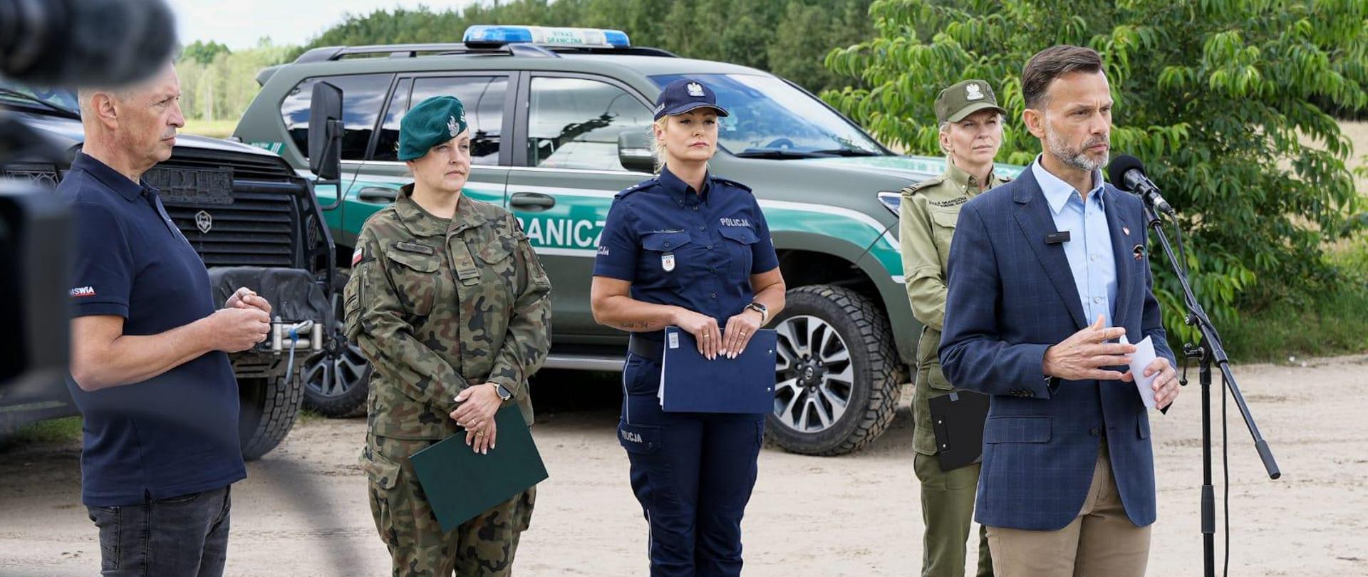 Wojewoda podlaski Jacek Brzozowski na konferencji prasowej w Dubiczach Cerkiewnych