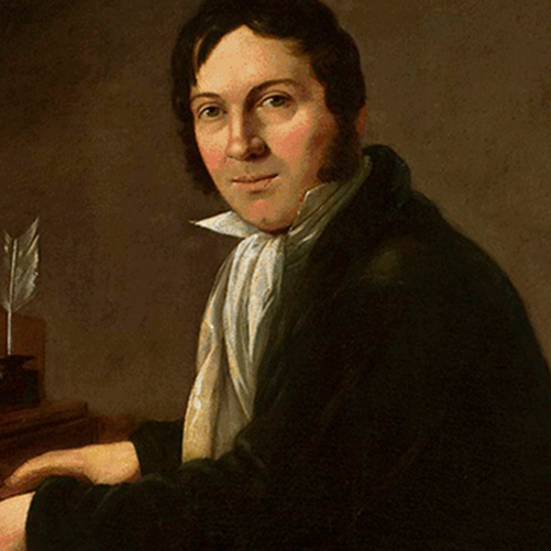 Portret Karola Kurpińskiego, grającego przy pianinie z twarzą zwróconą w stronę widza. Po prawej stronie bordowe, ciężkie zasłony ze złotym, grubym sznurem. Na pianinie leżą nuty i stoi kałamarz z piórem