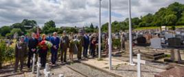 Des représentants des autorités civiles et militaires se tiennent en rang.