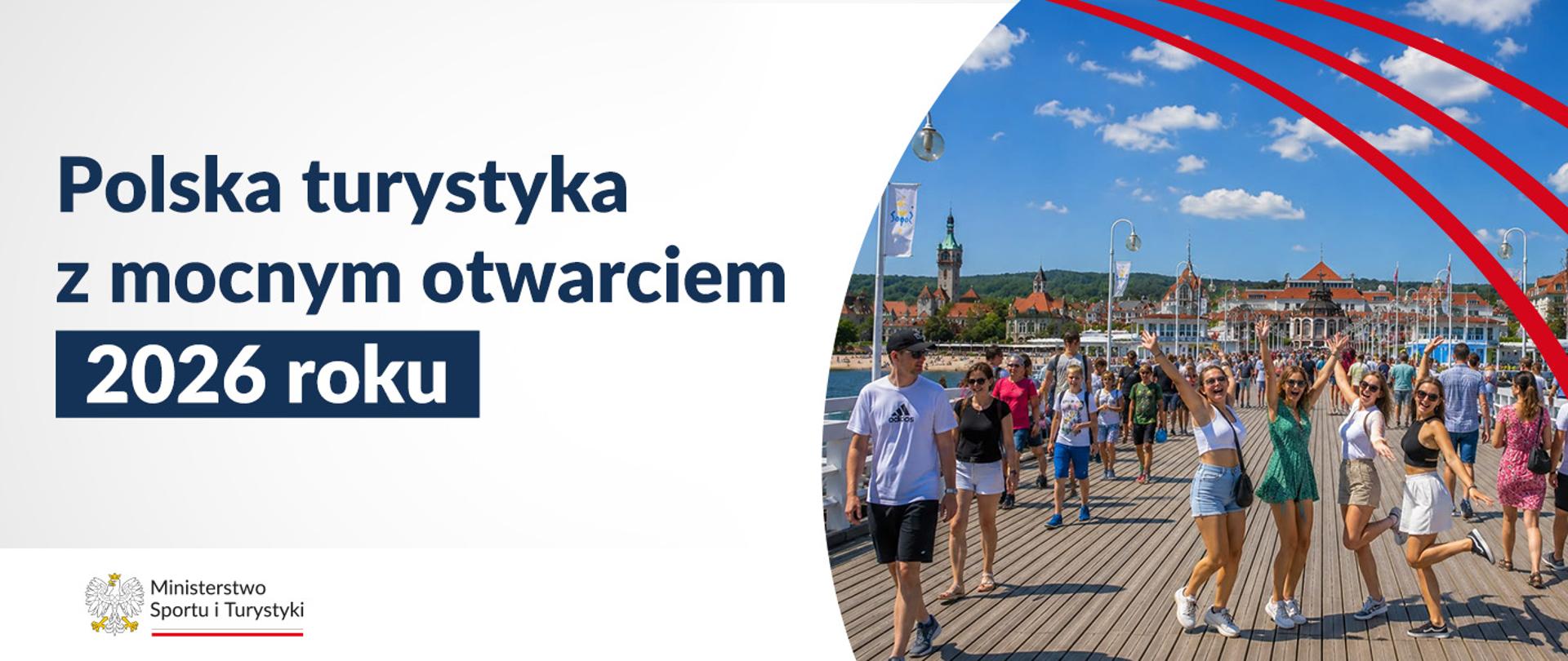 Grafika do statystyk turystycznych 2026. Po prawej stronie zdjęcie ludzi na molo w Sopocie. W tle Grand Hotel i niebieskie niebo. Po lewej stronie tytuł grafiki, w dolnym lewym rogu logo ministerstwa