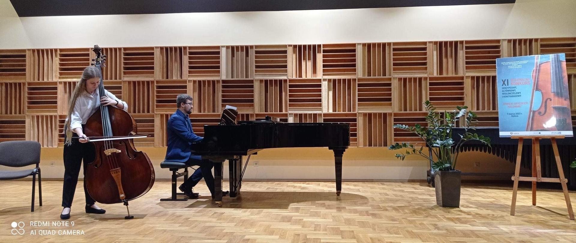 uczennica PSM w Mielcu - Gabriela Świątek IX Regionalny Konkurs... "Dźwięki smyczkiem malowane" w Zespole Szkół Muzycznych w Dębicy, obok niej akompaniator, nauczyciel Sławomir Kusek przy fortepianie