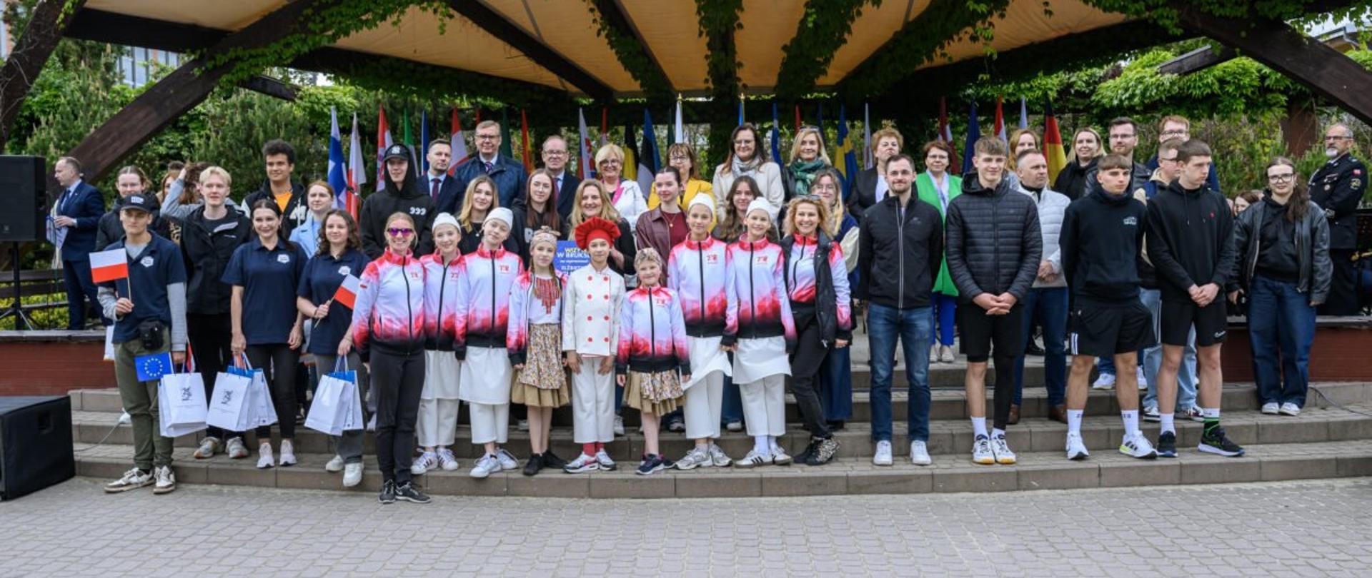 Zdjęcie przedstawia uczestników obchodów Dnia Europy w Parku Jedności Polonii z Macierzą w Rzeszowie